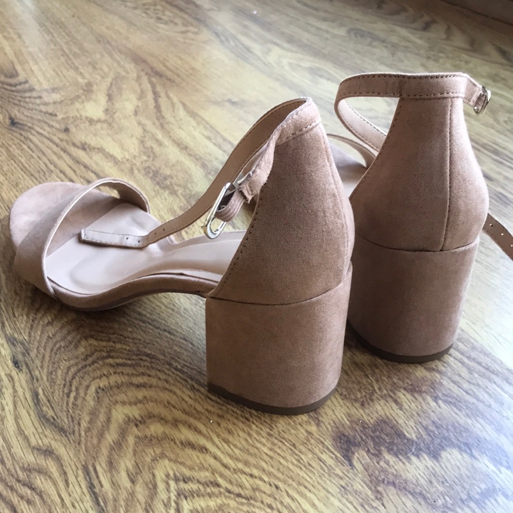 NWOT Open toe like new chunk 2 1/2 heeL